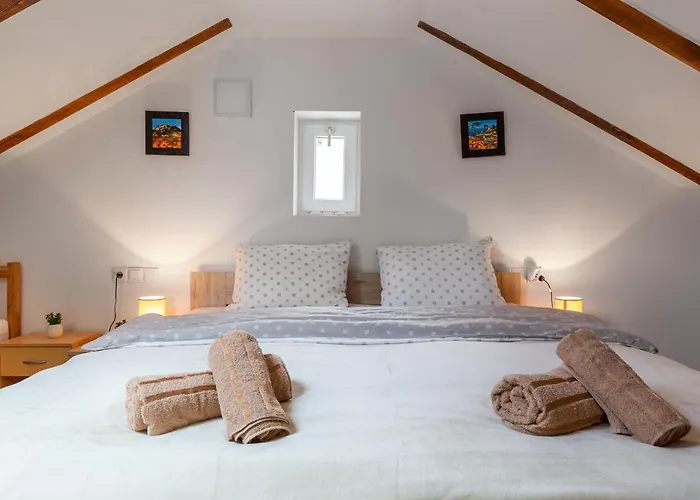 Sokol - Secret Forest House אתר נופש Gračac