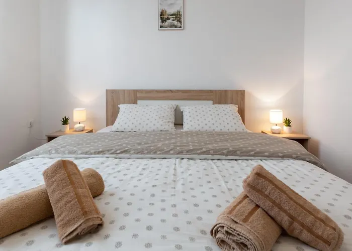 Sokol - Secret Forest House אתר נופש Gračac