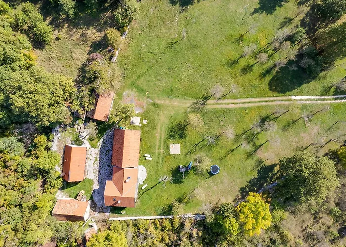 Sokol - Secret Forest House אתר נופש Gračac